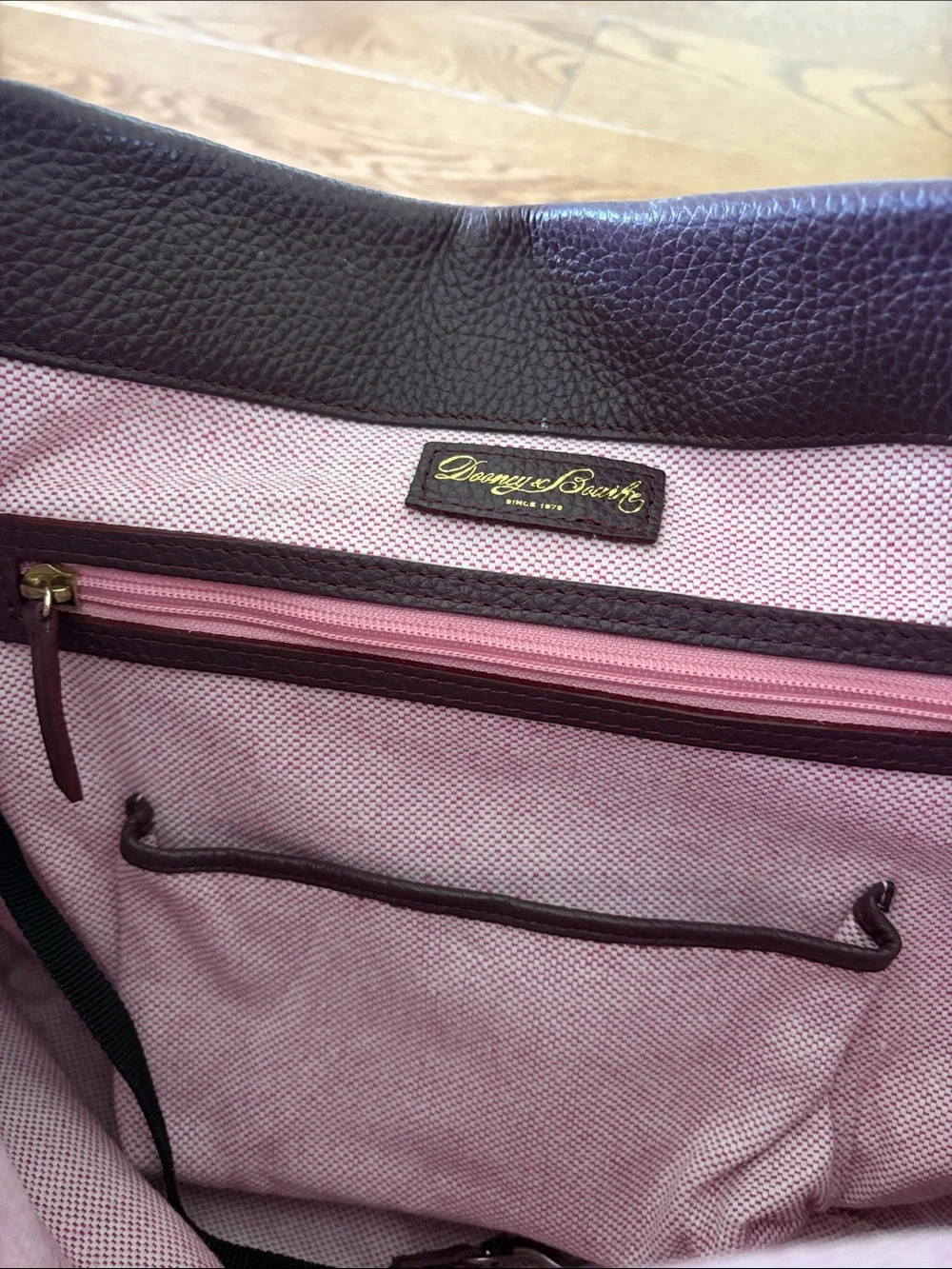 Dooney & Bourke Pebble Logo Lock Large Sac - Plum Wine |